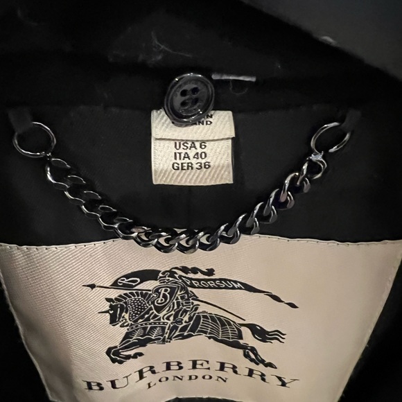 BURBERRY. Great condition. USA 6. Black pea coat with fox fur collar. - Picture 4 of 5